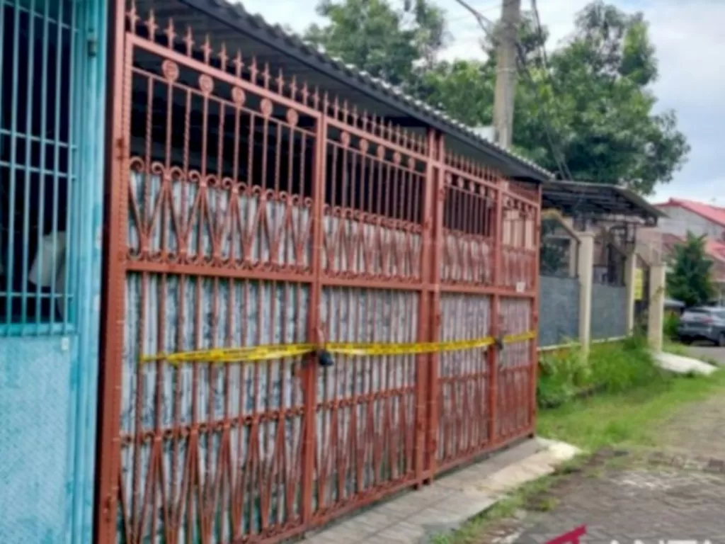 Rumah korban tewas yang terdiri empat orang merupakan sanak saudara, dipasang garis polisi di Perumahan Citra Garden Kalideres, Jakarta Barat. (ANTARA/Walda Marison).