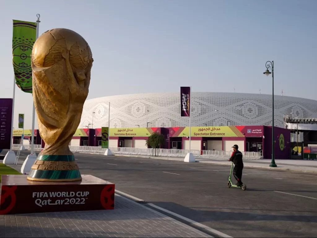 Replika trofi Piala Dunia 2022 menghiasi area stadion Al Thumama. (REUTERS/John Sibley)