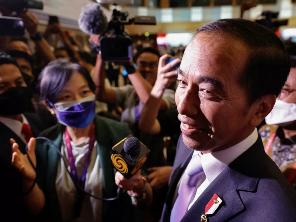 Presiden Jokowi saat menemui media (Reuters/Willy Kurniawan)