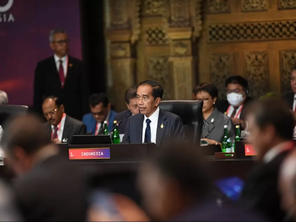 Presiden Jokowi (tengah) menyampaikan pandangannya pada pembukaan KTT G20 Indonesia 2022 di Nusa Dua, Bali. (ANTARA FOTO/Media Center G20 Indonesia/Aditya Pradana Putra)