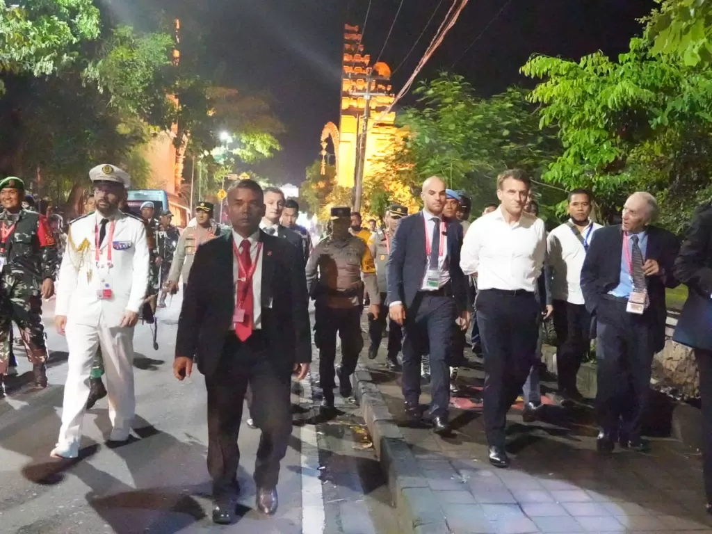 Momen Kapolda Bali kawan Presiden Prancis jalan kaki. (Dok Divisi Humas Mabes Polri).