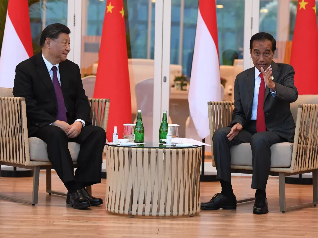 Presiden Joko Widodo (kanan) melakukan pertemuan bilateral dengan Presiden China Xi Jinping (kiri) di Nusa Dua, Bali. (ANTARA FOTO/Media Center G20 Indonesia/Akbar Nugroho Gumay).