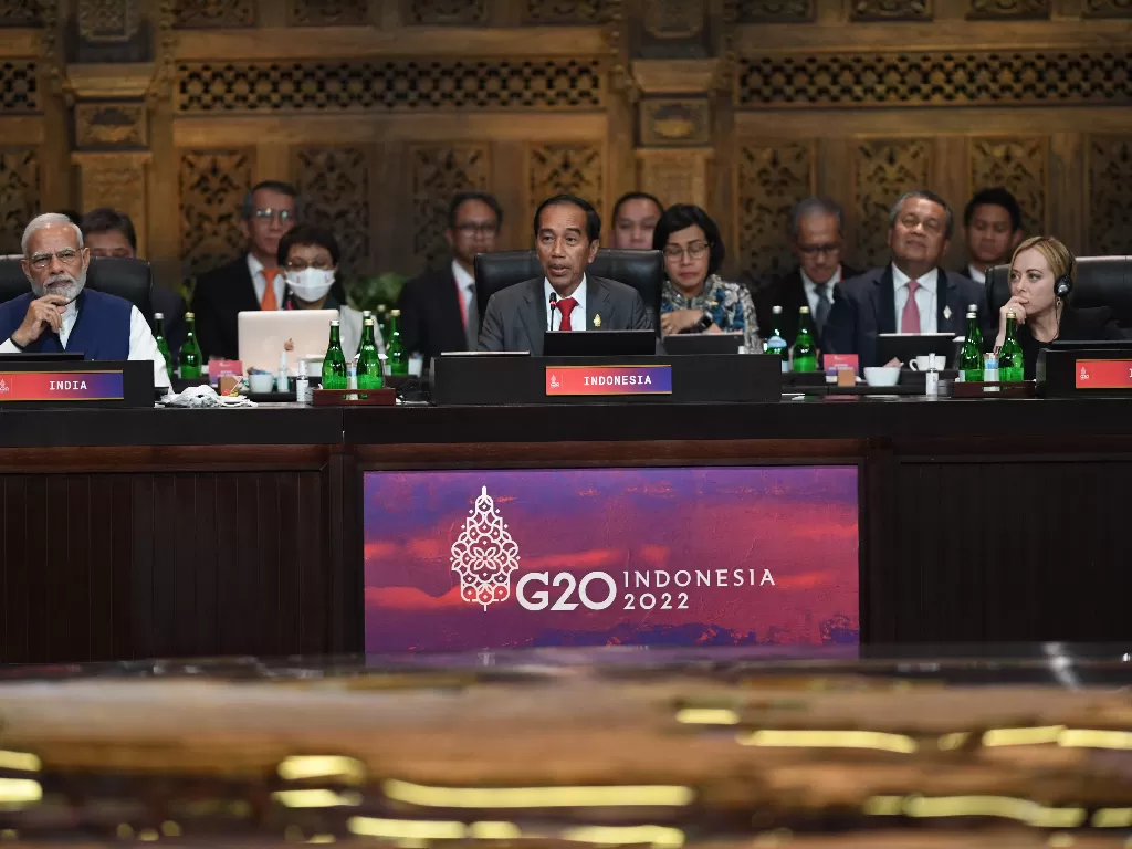 Presiden Joko Widodo (tengah) menyampaikan pidato penutupan Working Session 3 KTT G20 Indonesia 2022 di Nusa Dua, Bali, Rabu (16/11/2022). (ANTARA/Media Center G20 Indonesia/Zabur Karuru)
