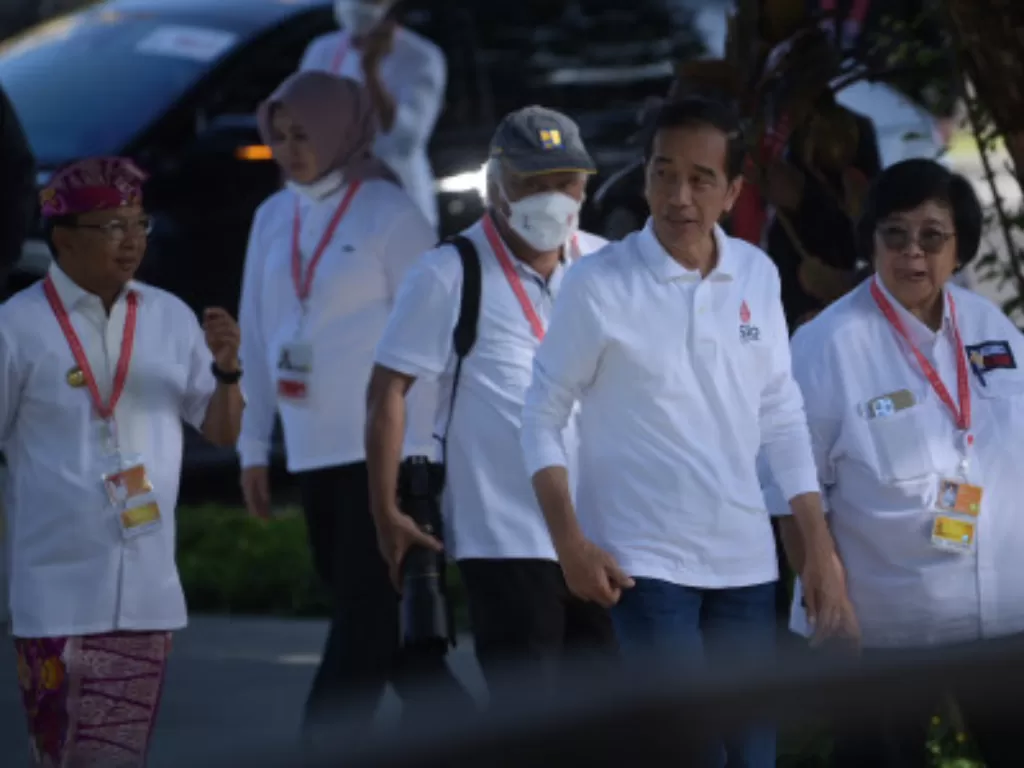 Presiden Joko Widodo berjalan bersama Menteri LHK Siti Nurbaya (kanan), Menteri PUPR Basuki Hadimuljono (ketiga kanan) dan Gubernur Bali I Wayan Koster (kiri) saat meninjau Taman Hutan Raya (Tahura) Ngurah Rai dalam rangkaian KTT G20, Rabu (16/11/2022). (