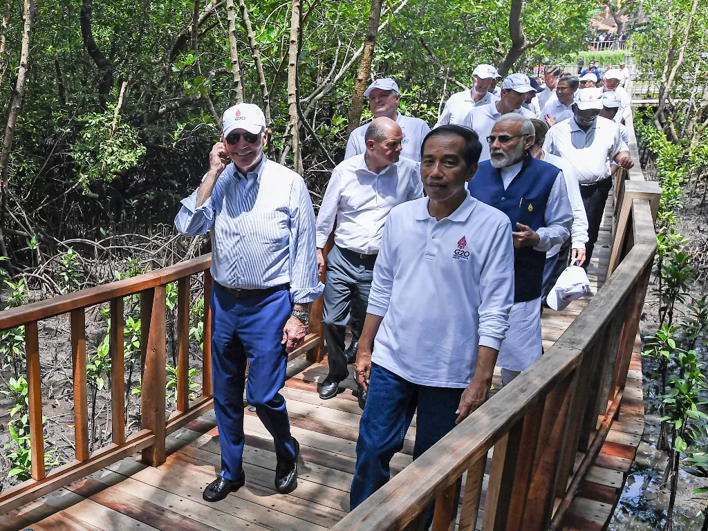 Presiden Joko Widodo (kanan) bersama Presiden Amerika Serikat Joe Biden (kiri) dan sejumlah pemimpin negara G20 saat kunjungi Tahura, Bali. (ANTARA /Media Center G20 Indonesia)