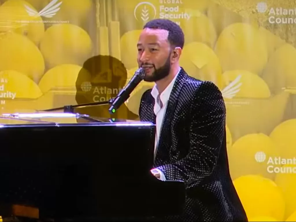Musisi dunia John Legend saat tampil di Bali dalam acara G20. (Youtube/Sekertariat Presiden).