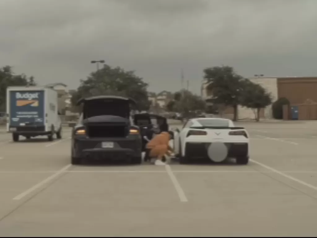 Roda Chevrolet Corvette Stingray C7 digasak pencuri. (YouTube/SouthLake Police)