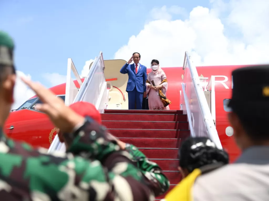 Presiden Jokowi dan Ibu Iriana Joko Widodo bertolak menuju Bangkok, Thailand (Foto: BPMI Setpres/Lukas)