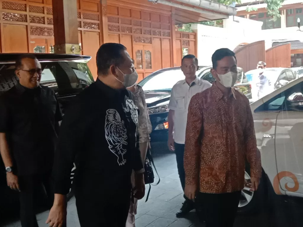  Wakil Ketua Umum Partai Golkar Bambang Soesatyo saat bertemu Wali Kota Solo Gibran Rakabuming Raka. (Z Creators/Ari Welianto)