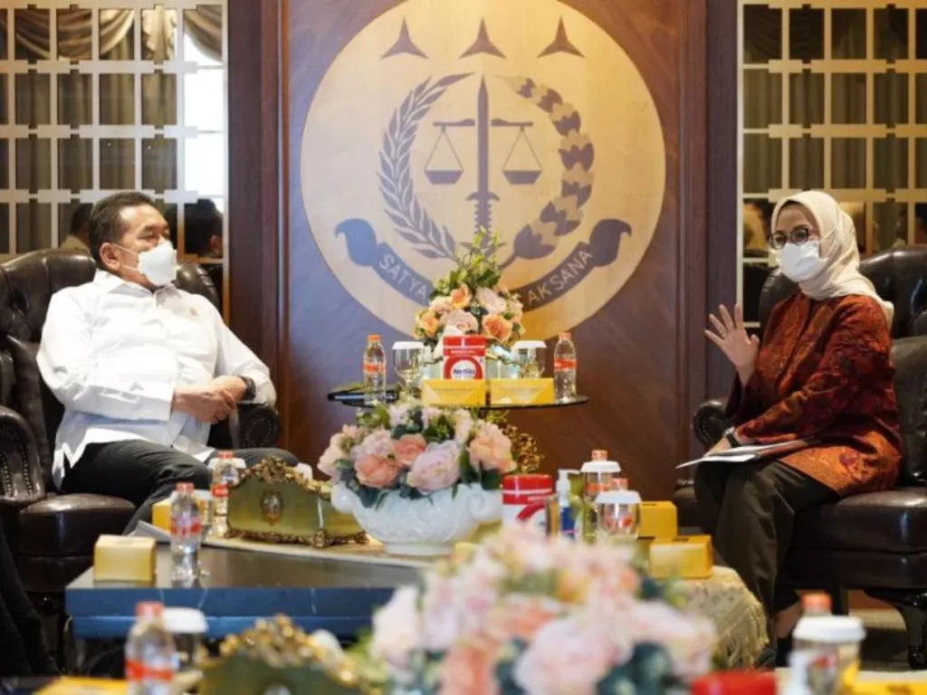 Jaksa Agung Sanitiar Burhanuddin menerima audiensi Kepala BPOM Penny K Lukito membahas terkait penegakan hukum kasus gagal ginjal akut di Jakarta. (ANTARA/HO-Puspenkum Kejagung)