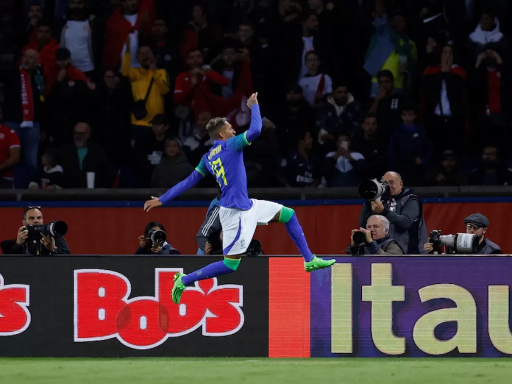 Raphinha melakukan selebrasi usai mencetak gol untuk Timnas Brasil (REUTERS/Gonzalo Fuentes)