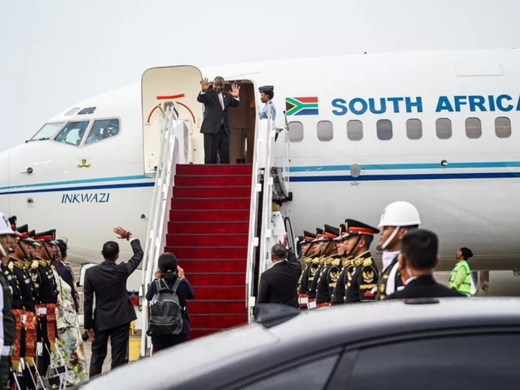 Sandiaga Uno saat melepas kepulangan Presiden Afrika Selatan. (Instagram/@sandiuno)