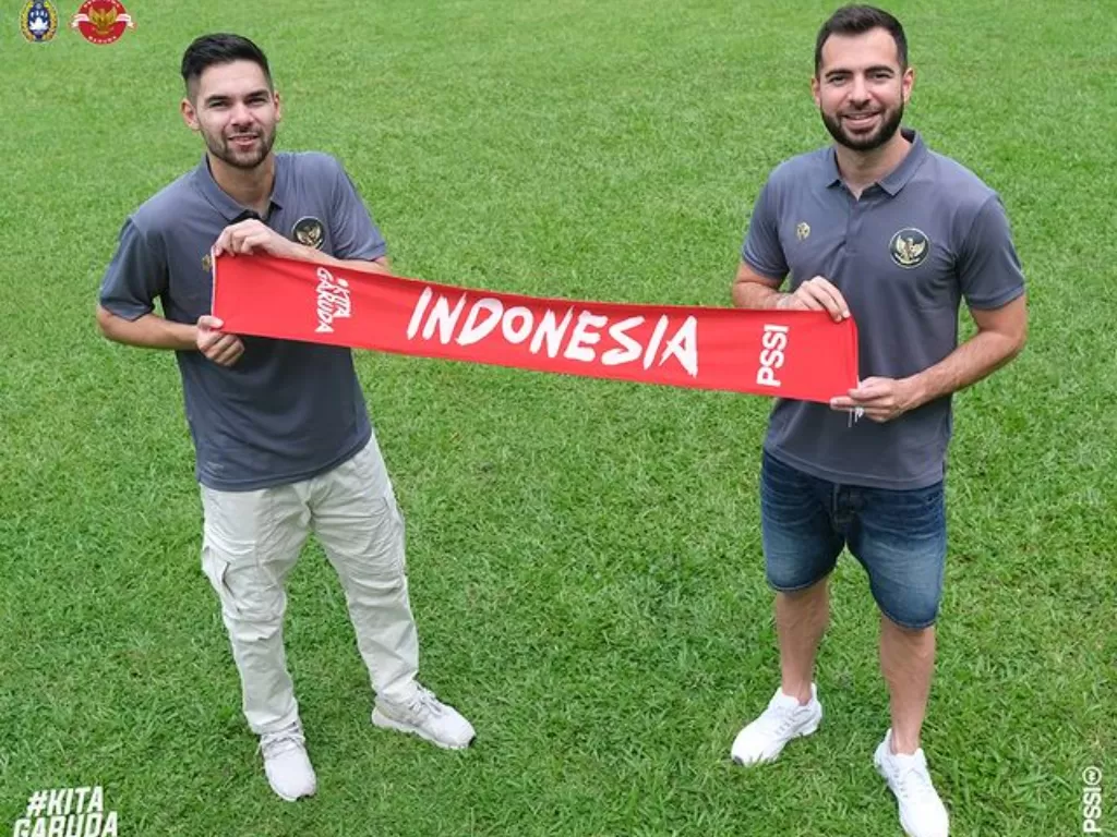 Dua pesepakbola Eropa keturunan Indonesia yakni Jordi Amat dan Sandy Walsh yang baru resmi jadi WNI, Kamis (17/11/2022). (Instagram/@pssi)