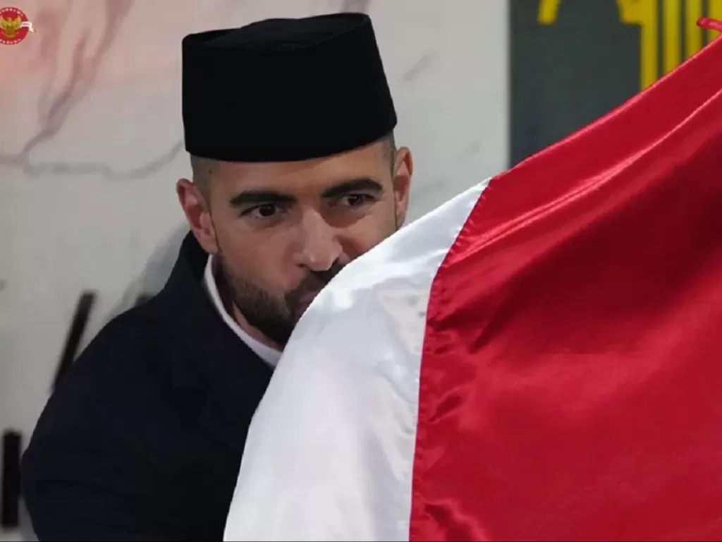Jordi Amat mencium bendera Indonesia (Instagram/@pssi)