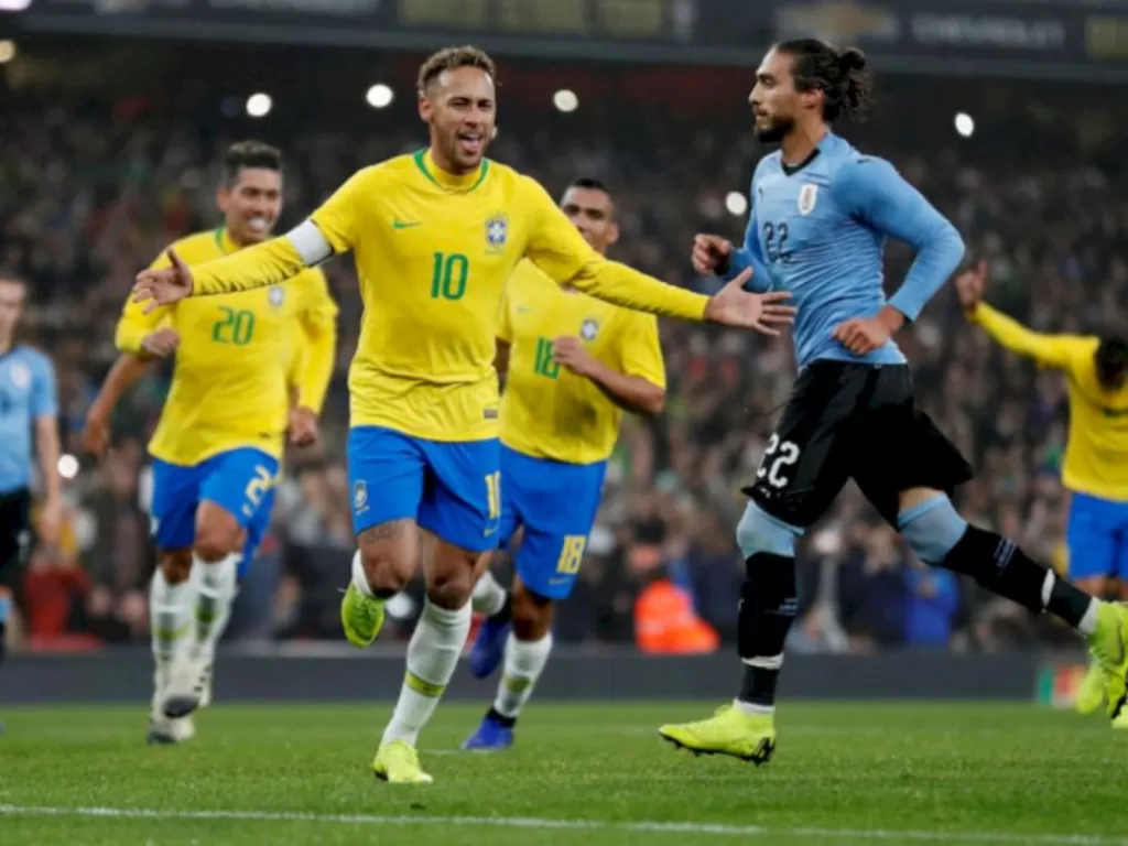 Pemain Timnas Brasil, Neymar Jr, melakukan selebrasi usai mencetak gol (REUTERS/Peter Cziborra)