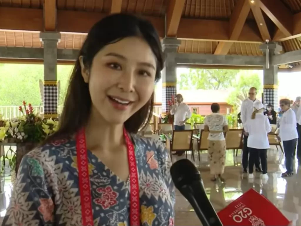 Putu Ayu Saraswati menjadi pemandu tur delegasi KTT G20 Bali (Youtube Sekretariat Presiden)