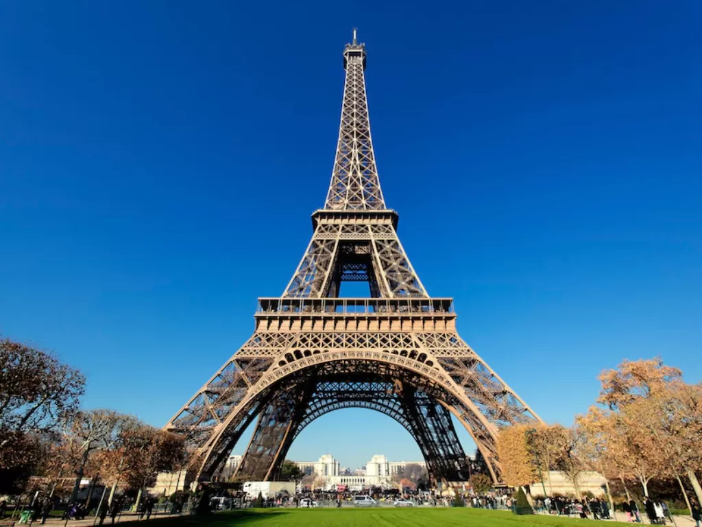 Menara Eiffel, Paris. (FREEPIK/vwalakte)