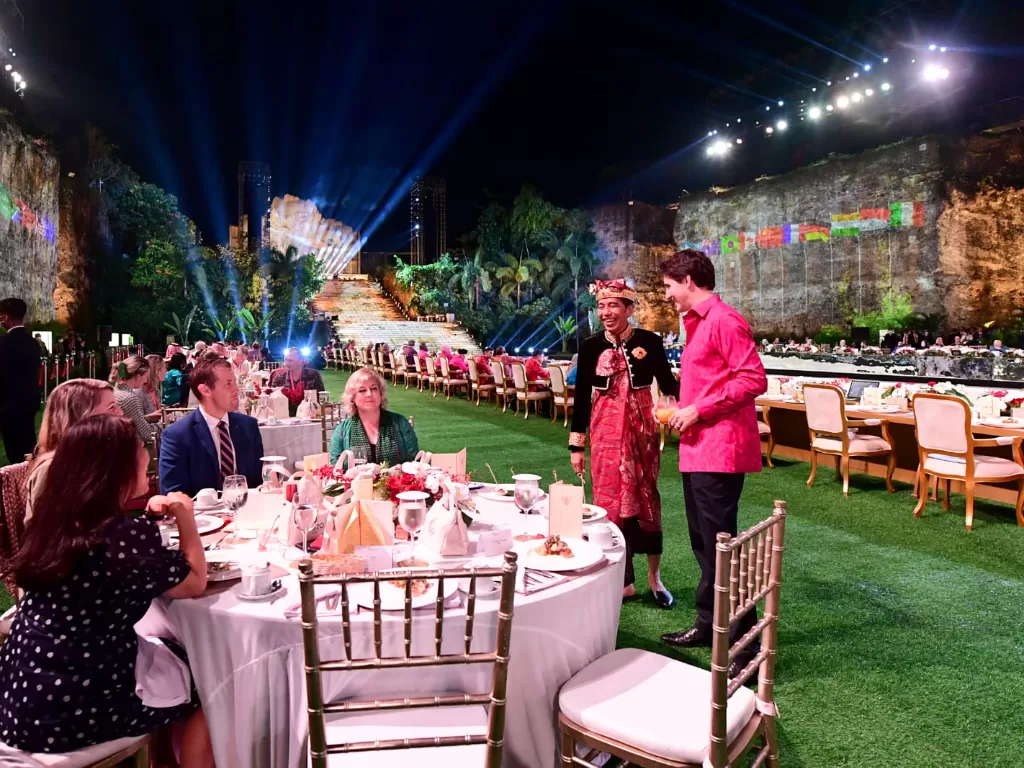Presiden Jokowi saat bersama Perdana Menteri Kanada Justin Trudeau dalam gala dinner G20 di Bali. (BPMI Setpres/Kris)