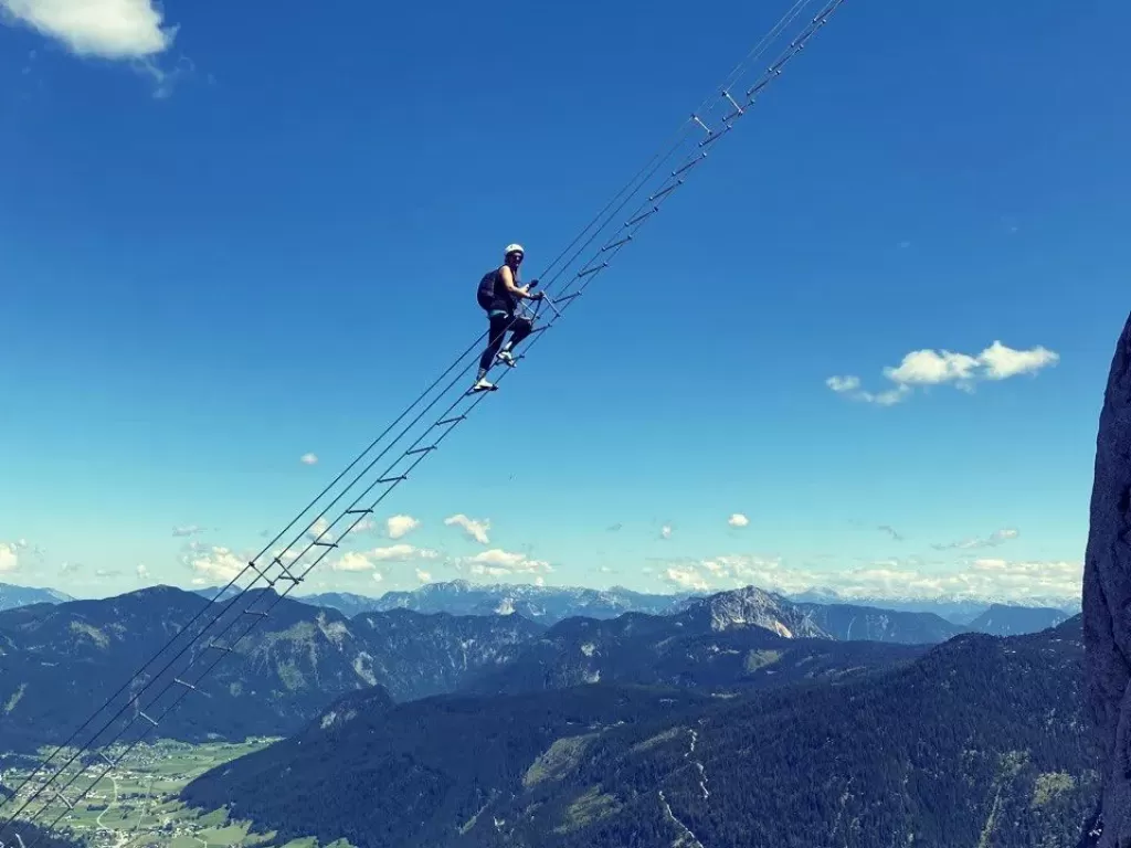 Stairway to Heaven, Klettersteig Donnerkogel, Austria. (Instagram/@darta_kage)