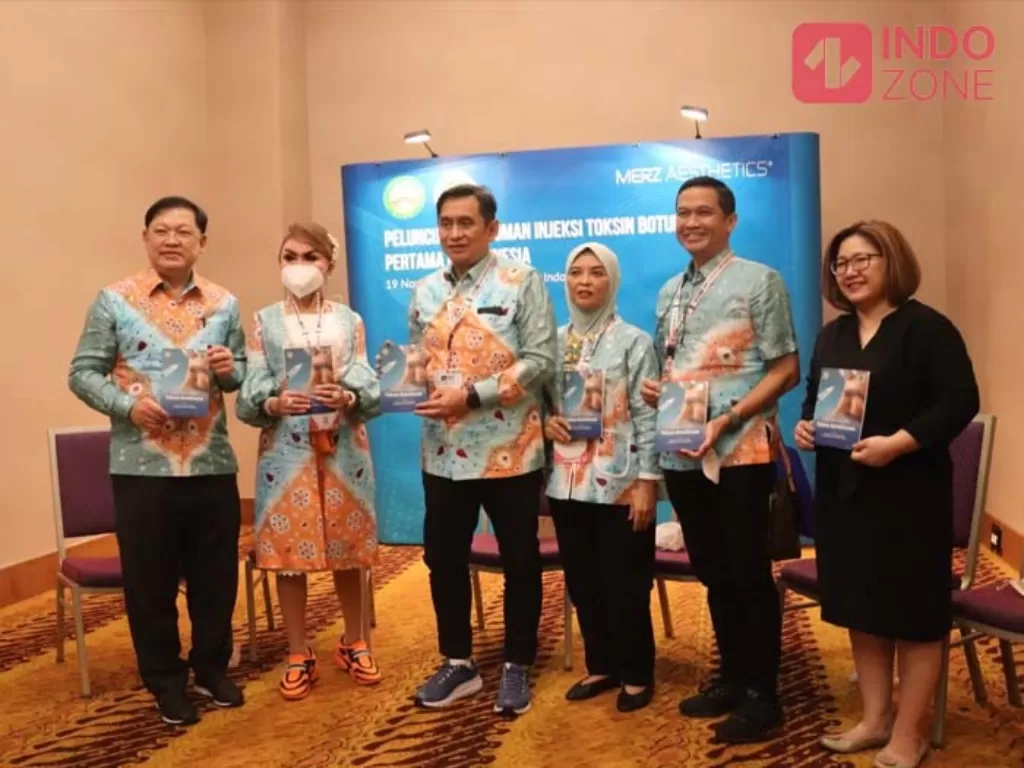 Heidy Sembung (ujung kanan) ketika menghadiri peluncuran buku Pedoman Injeksi Toksin Botulinum Pertama di Indonesia, di BSD Tangerang Selatan, Sabtu (19/11/2022). (Arvi/Indozone)