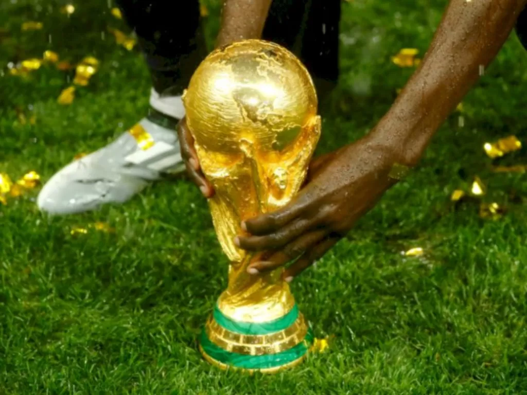 Trofi Piala Dunia. (REUTERS/Kai Pfaffenbach)