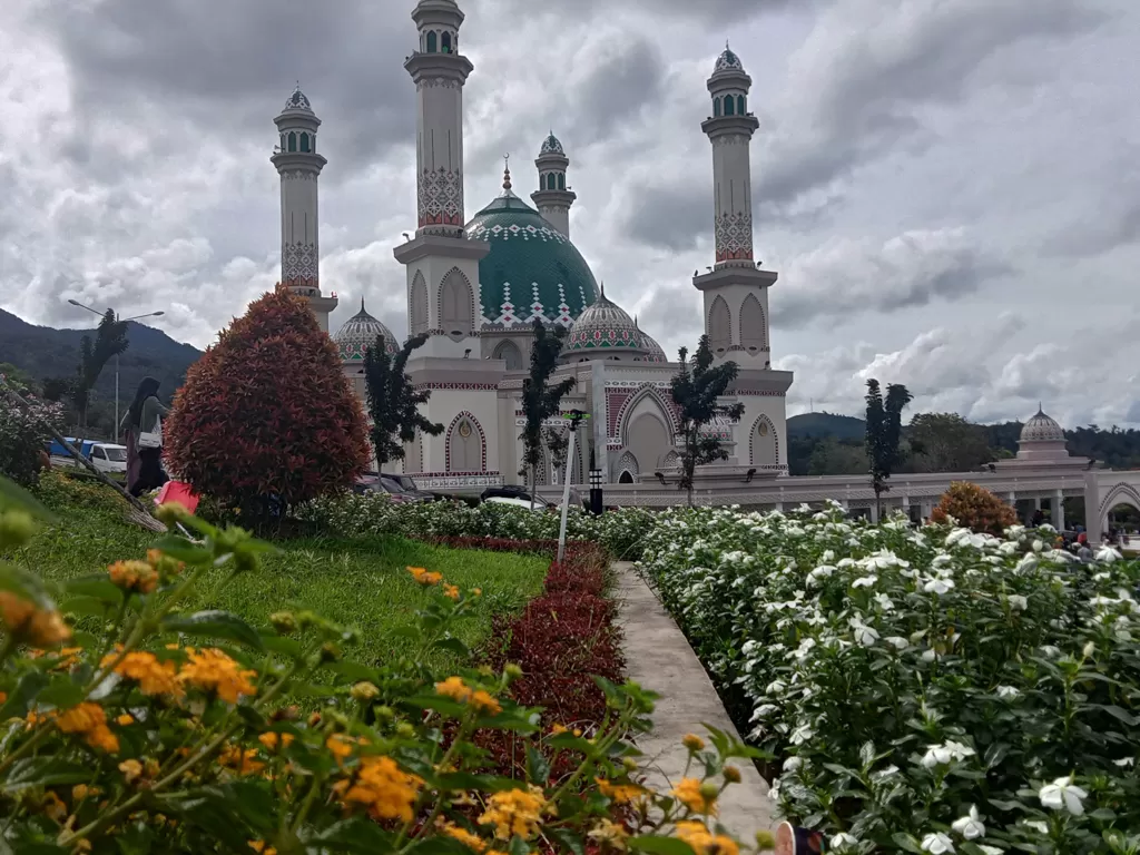 Masjid Agung Syahrun Nur Sipirok dengan hampara taman bunga (Z Creators/Jernih Maipah)