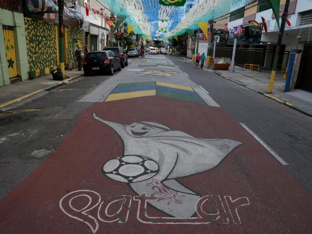 Maskot Piala Dunia La'eeb terlihat dilukis di jalan menjelang Piala Dunia FIFA 2022 mendatang di Qatar (REUTERS/Pilar Olivares)