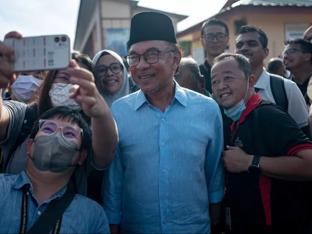 Anwar Ibrahim usai lakukan pencoblosan saat digelar pemilu Malaysia. (Instagram/Anwar Ibrahim)