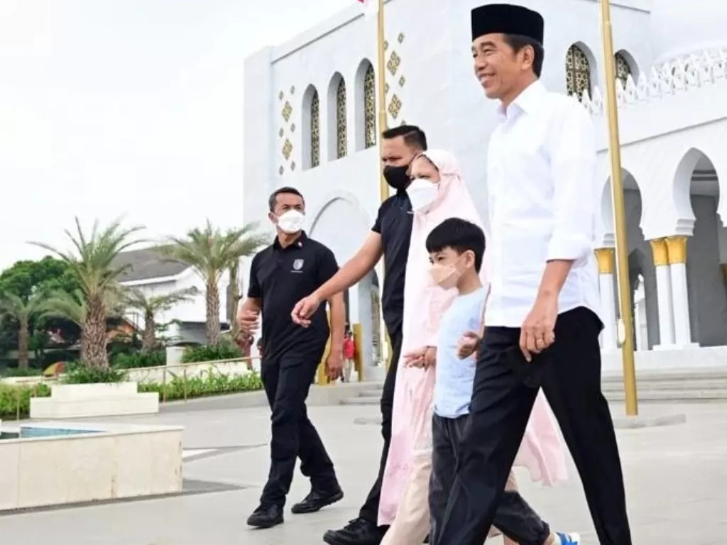 Presiden Jokowi bersama Ibu Negara dan cucunya. (Instagram/@jokowi)
