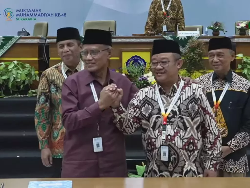 Ketum PP Muhammadiyah terpilih Haedar Nashir (kiri) dan Sekretaris Umum PP Muhammadiyah  Abdul Mu'ti (kanan). (tangkapan layar YouTube YouTube tvMu).