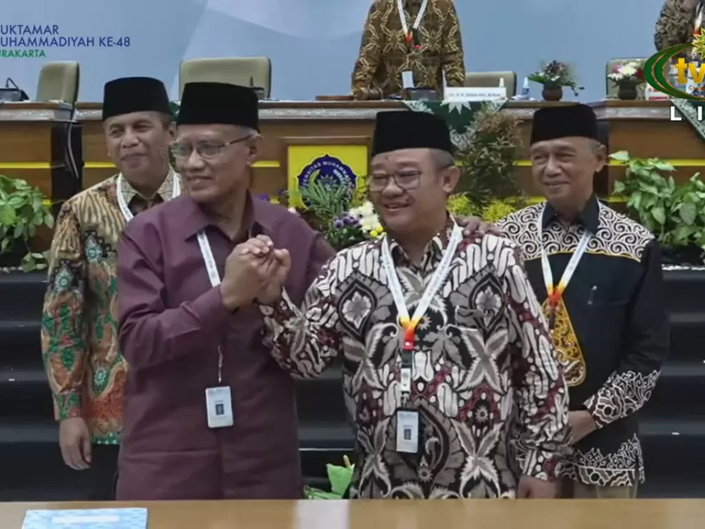 Ketum PP Muhammadiyah terpilih Haedar Nashir (kiri) dan Sekretaris Umum PP Muhammadiyah Abdul Mu'ti (kanan). (tangkapan layar YouTube YouTube tvMu).