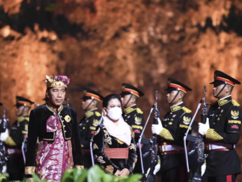 Ibu Negara Iriana Joko Widodo (kanan) mendampingi Presiden Joko Widodo (kiri) menghadiri Welcoming Dinner and Cultural Performance KTT G20 di Bali. (Media Center G20 Indonesia/M Risyal Hidayat)