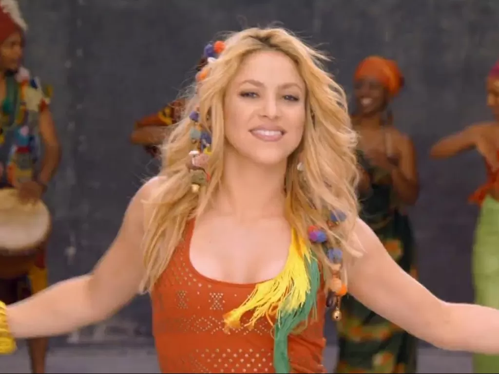 Shakira membawakan lagu piala dunia 2010 'Waka Waka'. (Youtube/ Shakira Space).