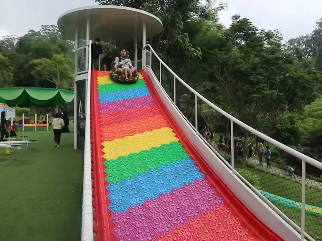 Perosotan raksasa Rainbow Slide Bandung. (Z Creators/Martin)