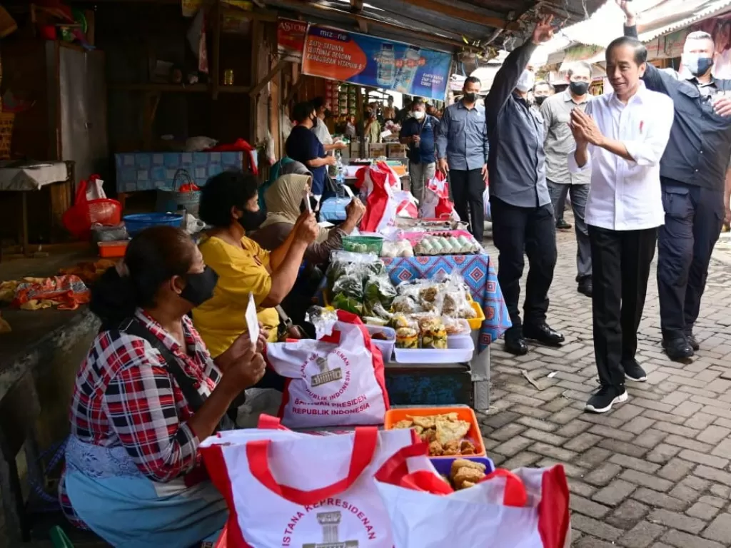 Presiden Jokowi bagikan BLT dan cek harga barang. (Foto: BPMI Setpres/Muchlis Jr).