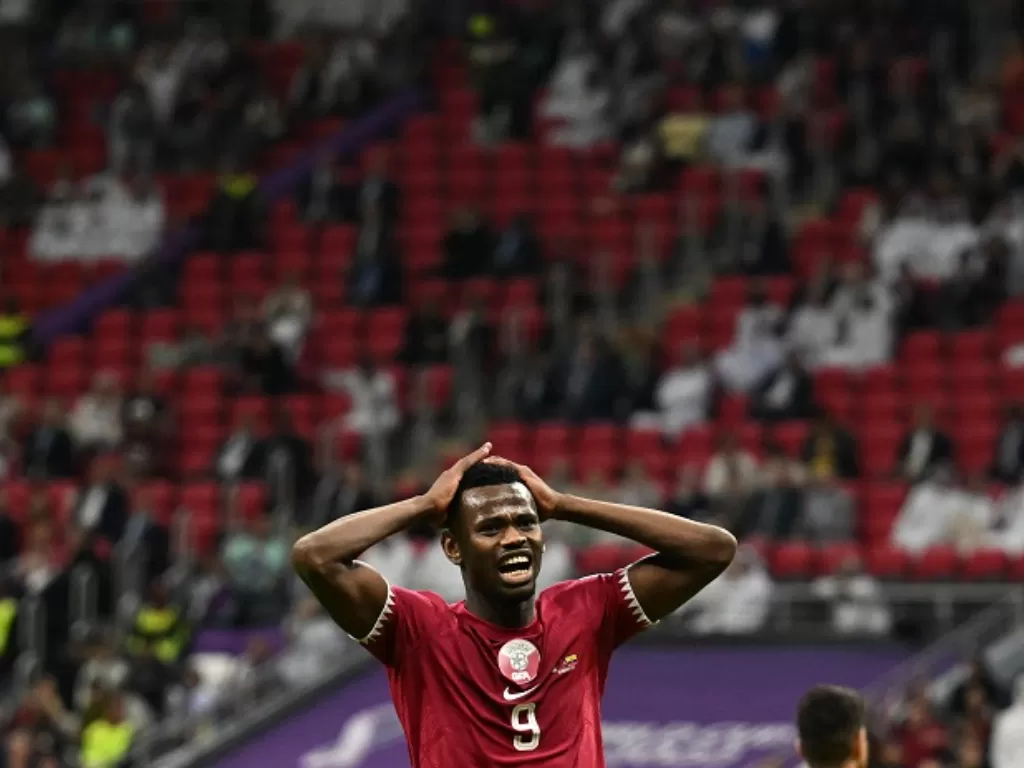 Penyerang Timnas Qatar Mohammed Muntari kecewa gagal mencetak ke gawang Ekuador di laga perdana Piala Dunia 2022. (REUTERS/Dylan Martinez)