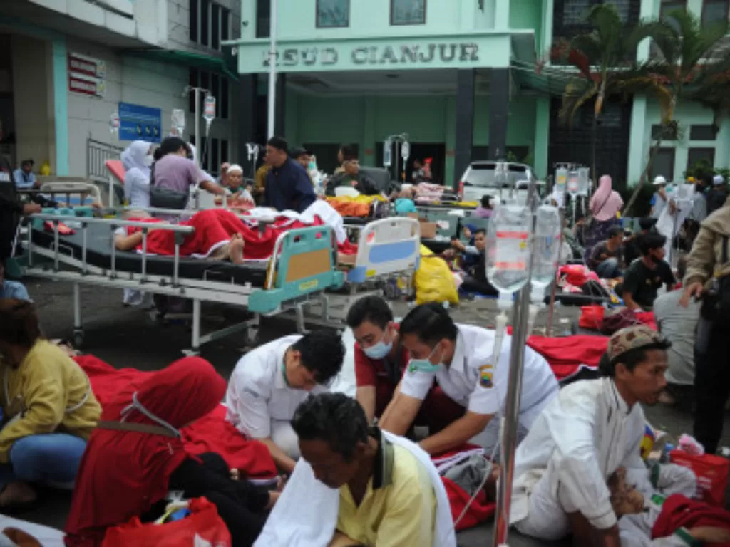 Sejumlah tenaga medis merawat korban yang terluka saat gempa bumi berkekuatan magnitudo 5,6 di RSUD Sayang, Kabupaten Cianjur, Jawa Barat, Senin (21/11/2022). (ANTARA FOTO/Raisan Al Farisi)