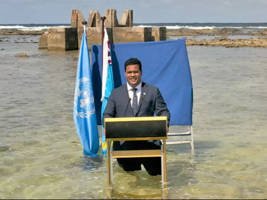 Menteri Luar Negeri Tuvalu, Simon Kofe saat memberikan pernyataan COP26. (REUTERS)