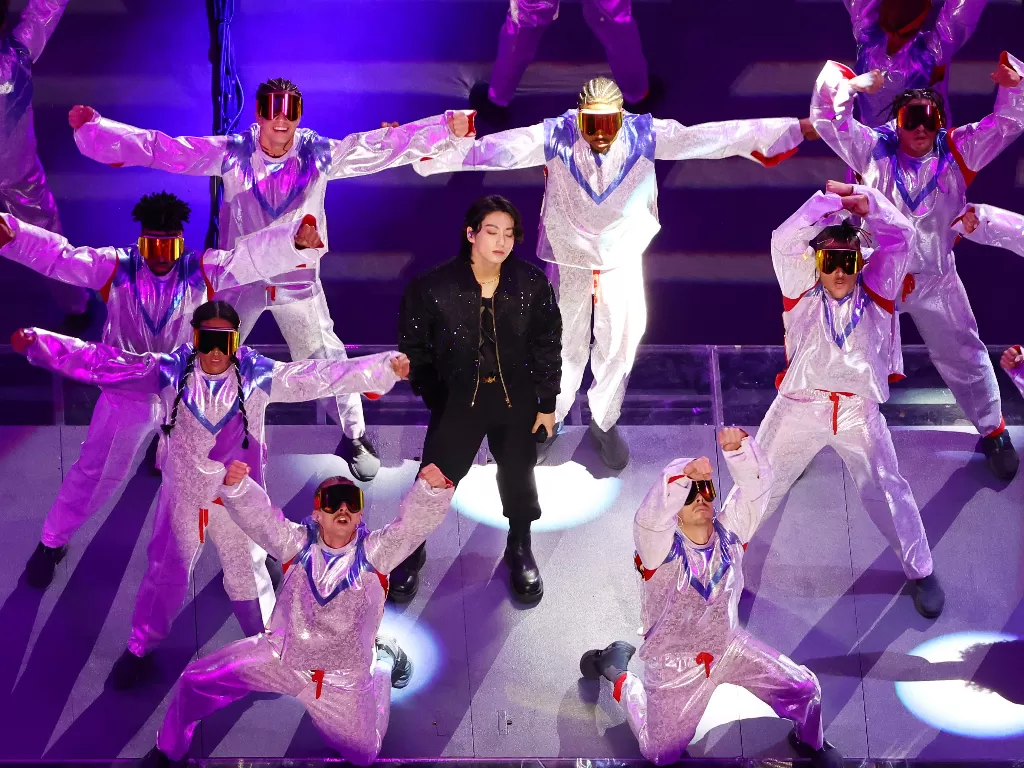 Jungkook BTS tampil di Opening Ceremony Piala Dunia. (REUTERS/Fabrizio Bensch).