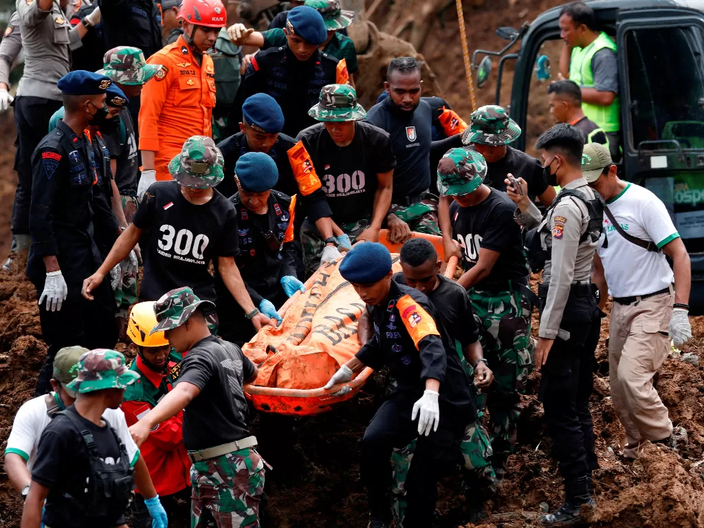 Tim penyelamat Indonesia membawa jenazah korban dari lokasi longsor akibat gempa di Cugenang, Cianjur, Provinsi Jawa Barat, Indonesia, 22 November 2022 (REUTERS/Ajeng Dinar Ulfiana)