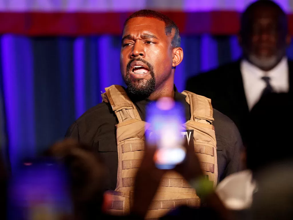 Kanye West mengadakan rapat umum pertamanya untuk mendukung pencalonannya sebagai presiden di Charleston Utara, Carolina Selatan. (REUTERS/Randall Hill)