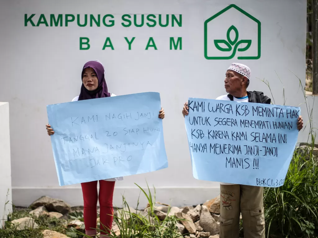 Warga demo di depan Kampung Susun Bayam. (ANTARA FOTO/Rivan Awal Lingga)