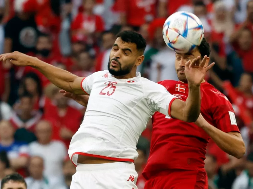 Pemain Denmark dan Tunisia berebut bola (Reuters/Suhaib Salem)