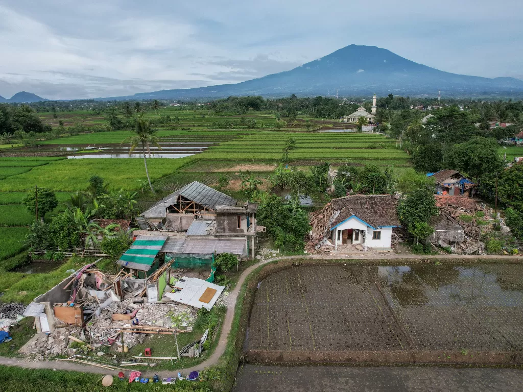 Rumah hancur dampak gempa M5,6 Cianjur, Jawa Barat. (ANTARA FOTO/Raisan Al Farisi)