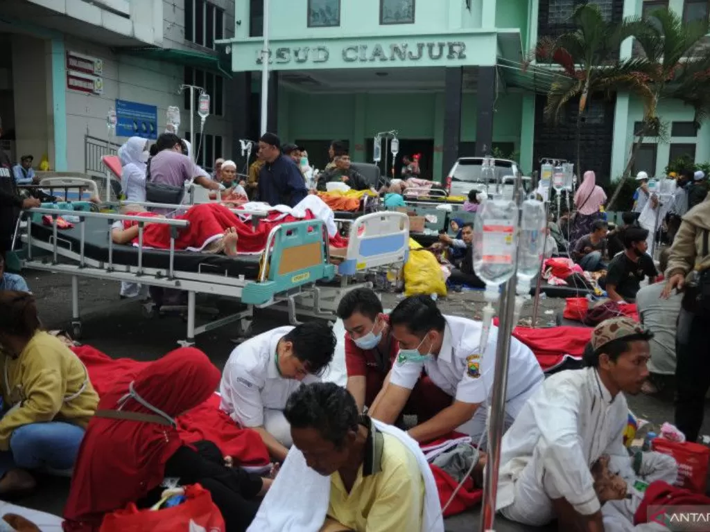 Korban gempa Cianjur mendapat penanganan dari tim medis. (ANTARA FOTO/Raisan Al Farisi)