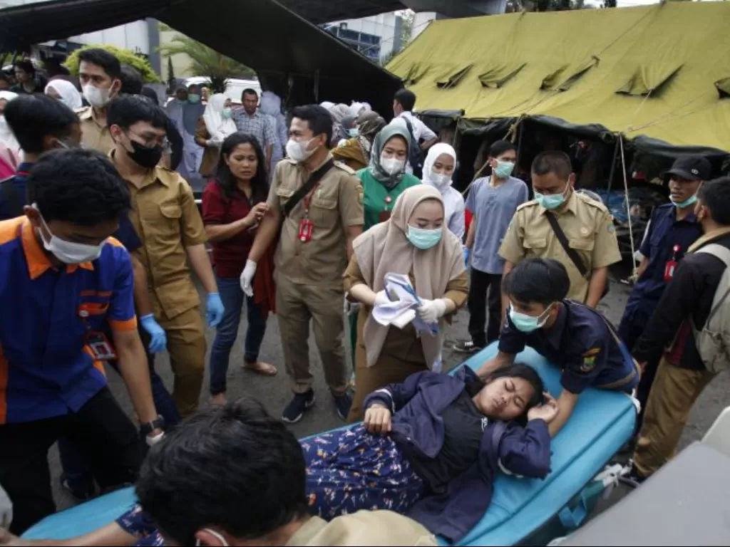 Korban gempa bumi mendapat perawatan di tenda darurat RSUD Cimacan, Kabupaten Cianjur, Jawa Barat, Senin (21/11/2022). (Antara/Yulius Satria Wijaya)