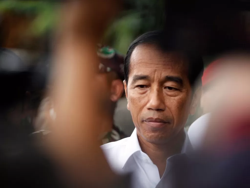 Presiden Jokowi meninjau Cianjur, Jawa Barat yang kemarin diguncang gempa bumi (Antara/Yulius Satria Wijaya)