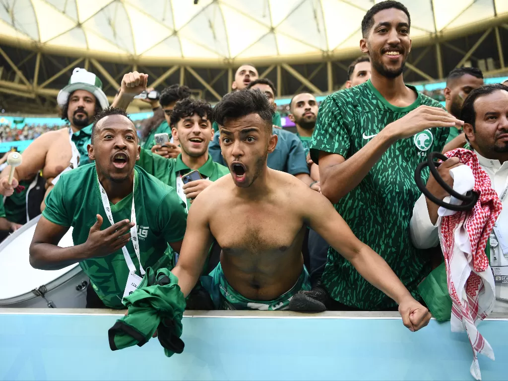 Fans Arab Saudi melakukan selebrasi setelah tim mereka mengalahkan Timnas Argentina di Piala Dunia Qatar 2022. (REUTERS/Annegret Hilse)