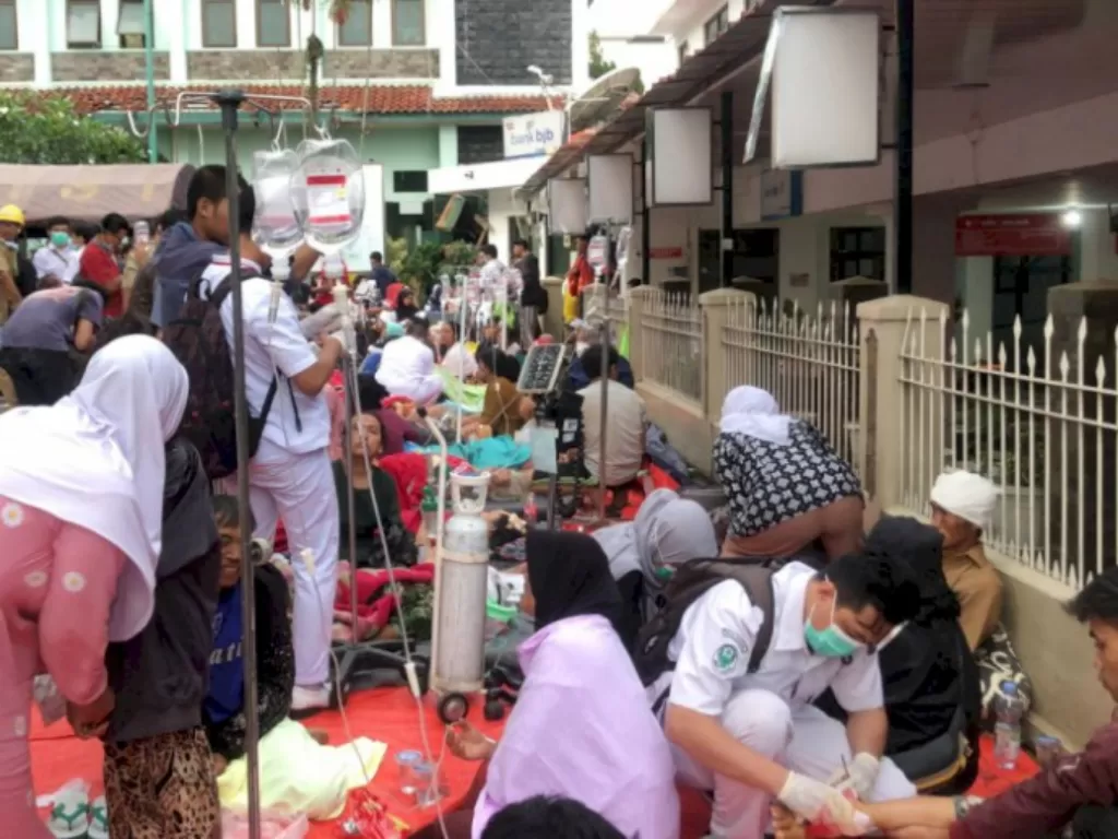 Sejumlah tenaga medis merawat korban yang terluka akibat gempa bumi berkekuatan magnitudo 5,6 di RSUD Kabupaten Cianjur, Jawa Barat, Senin (21/11/2022). (ANTARA/Raisan Al Farisi)
