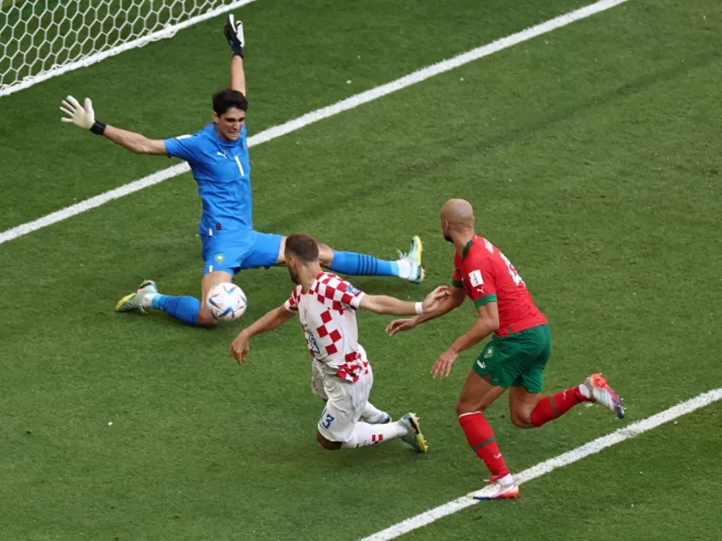 Pemain Timnas Kroasia Nikola Vlasic coba memasukan bola ke dalam gawang Maroko. (REUTERS/Marko Djurica)